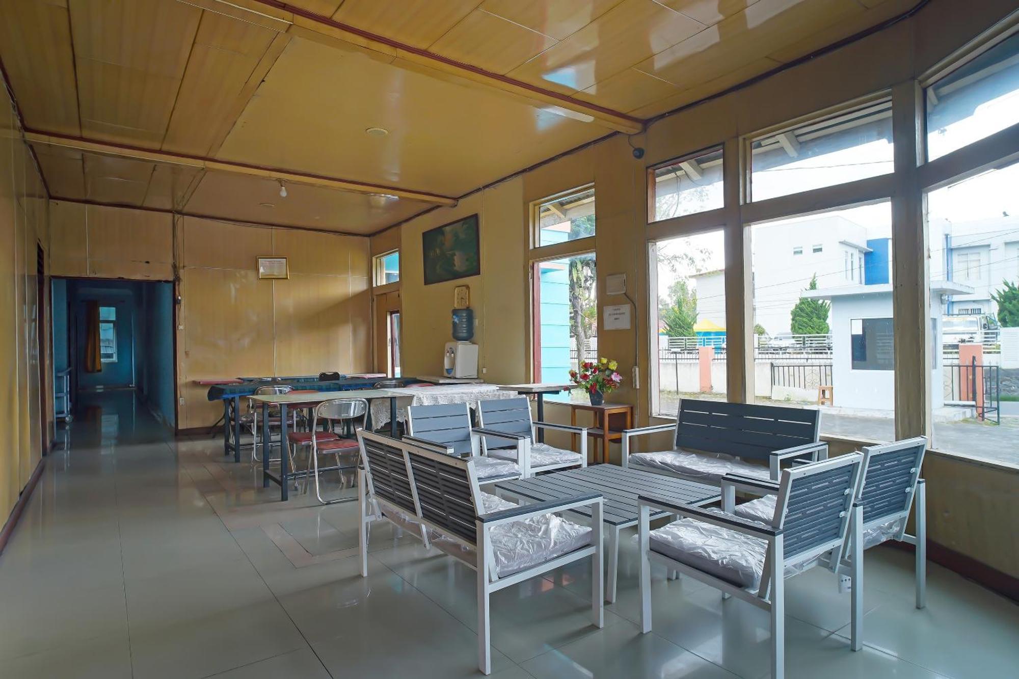 Oyo 92577 Hotel Sidikalang Near Kejaksaan Negeri Dairi Esterno foto